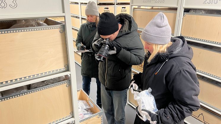 Intendent Sara Danielsson visar upp miljöprovbanken för ett reporterteam från Svenska Dagbladet. Foto Jonas Sverin