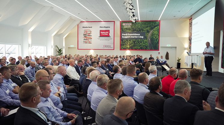 Indkøbsdirektør for Bygma A/S, Preben Nielsen, talte til de godt 100 leverandører, der var samlet på Hotel Koldingfjord til dette års Bygma Company Day.