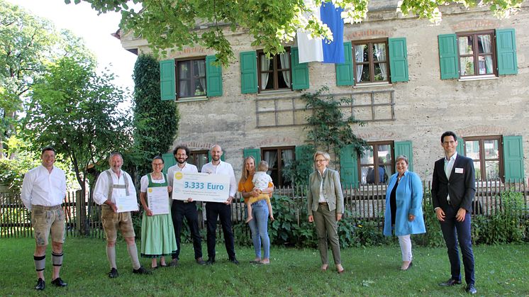 Energiewende und Denkmalschutz: Mit dem Bürgerenergiepreis 2021 wurden Maria und Johann Furtmayr aus Huglfing ausgezeichnet. Sie haben es sich zum Ziel gemacht, ihr denkmalgeschütztes Anwesen aus dem Jahr 1836 komplett energetisch zu sanieren.