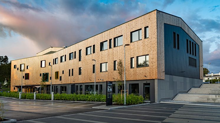 Nye Hoppern skole i Moss er oppført i massivtre og BREEAM-sertifisert på nivå Very Good. Foto: Helge Eek/MK Eiendom