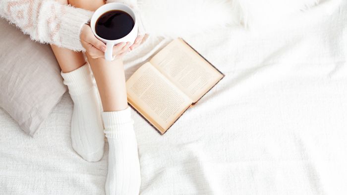 Die kalte Jahreszeit hält nicht nur Frost bereit. Ausgestattet mit warmem Kaffee, einem guten Buch und wohlig warmen Füßen werden Herbst und Winter zur Kuschelzeit. Bild: determined | fotolia