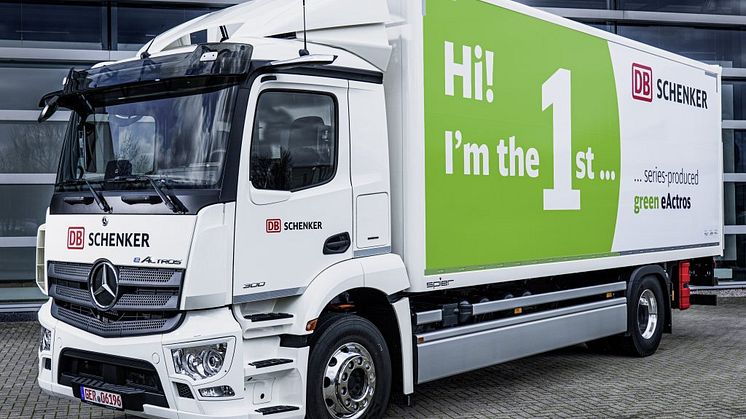 DB Schenker är först i världen med att ta emot Mercedes-Benz 19 ton tunga, serietillverkade ellastbil eActros. eActros har en räckvidd på cirka 200 km.