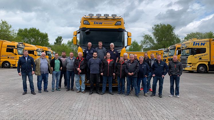 Das Team von TKN freut sich über die neue V8-Power im Fuhrpark: zehn neue Scania S 580.