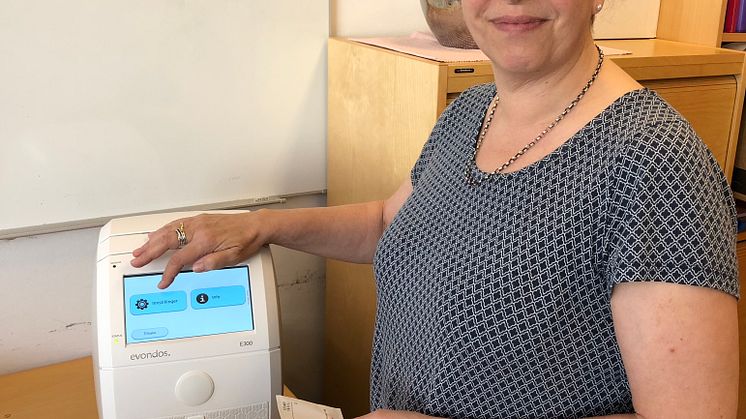 VISER FRAM: Prosjektleder Marianne Frausing Kristoffersen viser fram den ene av to medisindispensere Bydel Stovner har i bruk. 