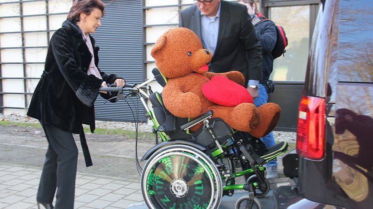 Spende an Bärenherz:  Aktion Kinderträume übergibt rollstuhlgerechten VW Caddy 