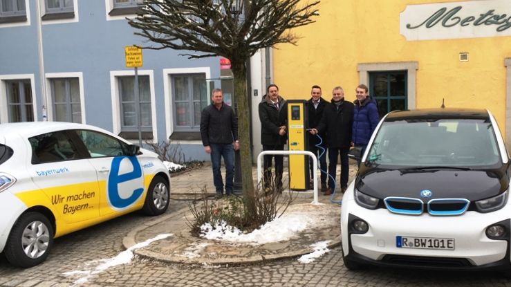 Auf Initiative des Bayernwerks ist in Velburg eine neue E-Ladesäule aufgestellt und nun am Dienstag offiziell in Betrieb genommen worden.
