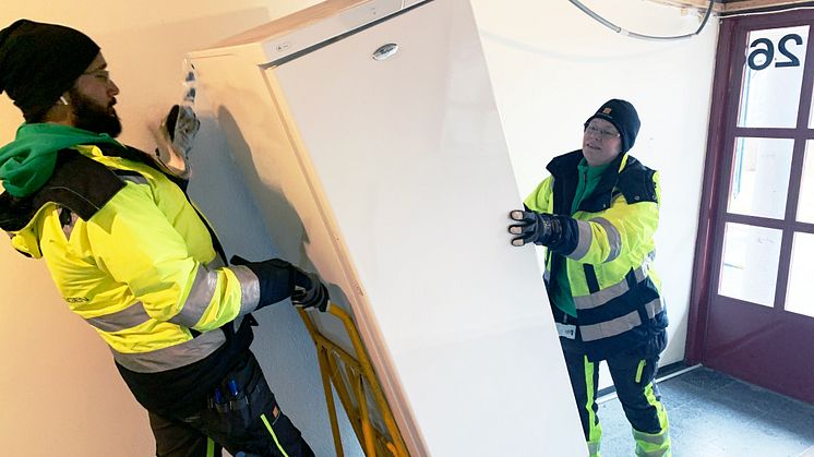 Bashar-Abdulzahra-och-Katarina-Forsström-kämpar-med-ett-kylskåp-som-lämnats-i-ett-av-Botkyrkabyggens