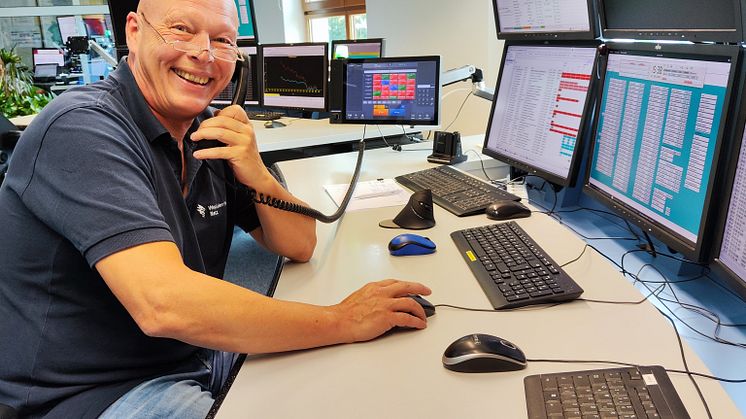 Feiert 40. Betriebsjubiläum: Bernd Regtmeier an seinem Arbeitsplatz in der Leitstelle in Bad Oeynhausen