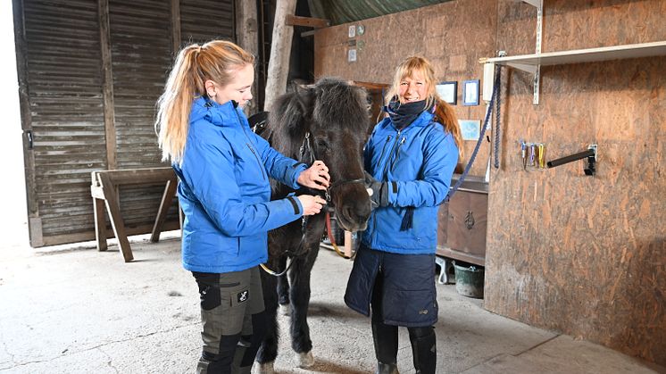 Natalia Holmberg och Maria Lönn på ridföreningen Lunk i kring som belönats med 100 000 kronor av ATG Drömfond. Foto: Cecilia Wallin/ATG