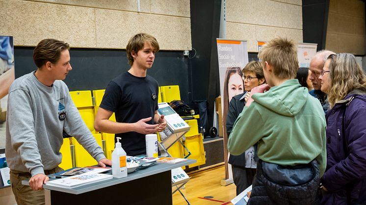 Magnus Johnsen (venstre) og Jeppe Back-Thomsen er begge EUX-elever. Derfor får de både svendebrev og studenterhue, når de er færdige med deres uddannelser. foto // Ulrik Burhøj Jepsen
