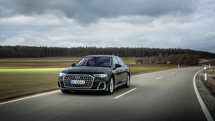 Audi A8 L TFSI e (Vesuvgrå)