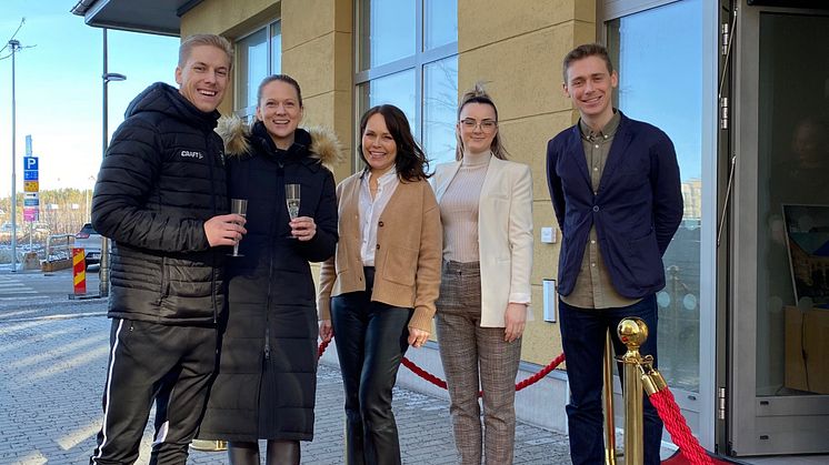 Från vänster: Nya boende Marcus och Amanda Ström, från Riksbyggen Veronica Skoglöf - kundrelationsansvarig, Katerina Topi - förvaltare och Petter Hellström - projektledare.