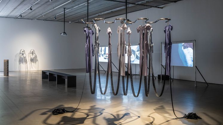 "Sorgearbete", installationsvy Bonniers Konsthall, 2020. Foto: Jean-Baptiste Béranger