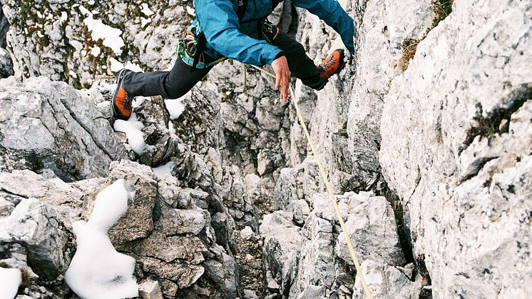 L.I.M Mountain PROOF Anorak Men_mosaic blue_scenic_photo cred Jaka Bulc