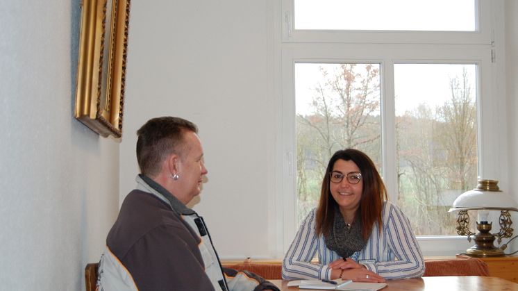 Katja Ehmer, Fachdienstleiterin Begleitetes Wohnen in Familien, im Beratungsgespräch.