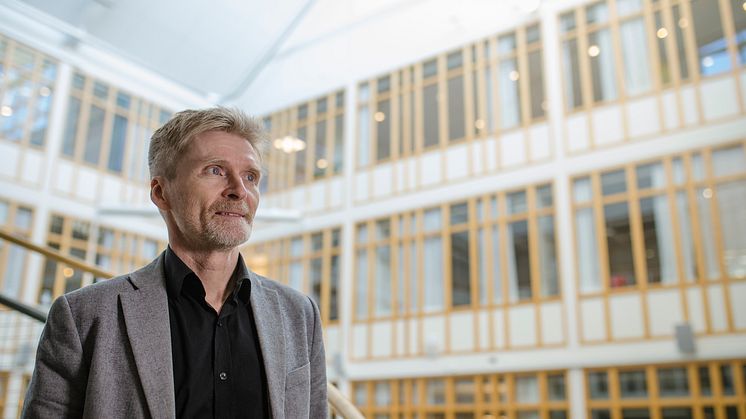 Erik Elmroth, professor på Institutionen för datavetenskap vid Umeå universitet. Han är en av fem forskningsledare på Autonomous Distributed Systems Lab. Foto: Mattias Pettersson