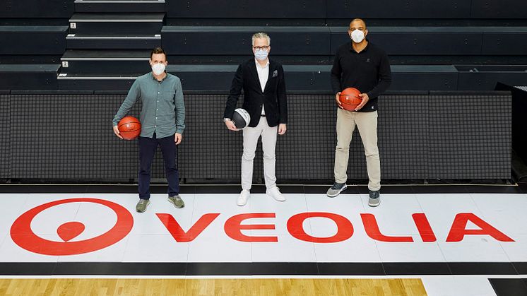 Von links nach rechts: Jan Fischer (Geschäftsführer Hamburg Towers), Matthias Harms (CEO Veolia Umweltservice GmbH), Marvin Willoughby (Geschäftsführer Hamburg Towers)
