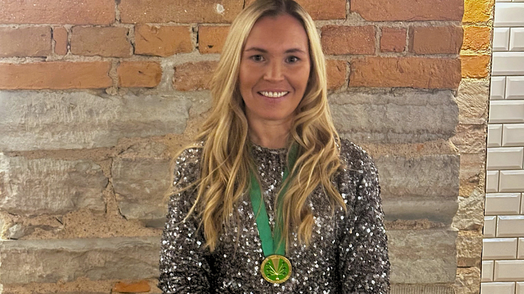 JANNI BERNDT DAHL ÄR DUBBAD TILL CHAMPAGNERIDDARE