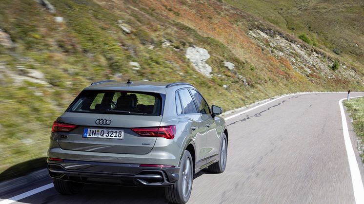 Audi Q3 (chronosgrå) dynamisk bagfra