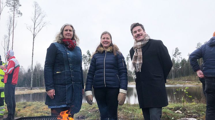 Monika Bubholz (MP), Frida Nilsson (C) och Robert Halvarsson (MP) vid invigningen av Tyrskogen