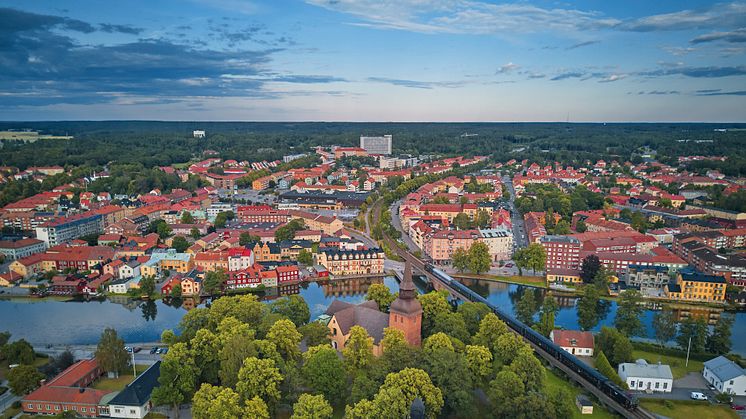 Eskilstuna drönarbild Fors kyrka sommar