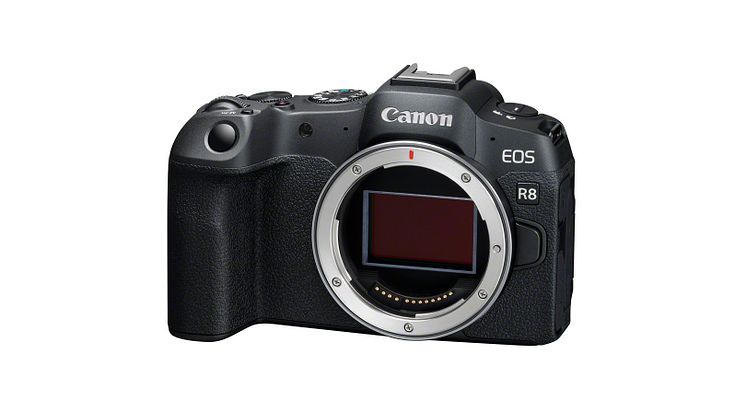 02_EOS R8_FrontSlantLeft_BODY
