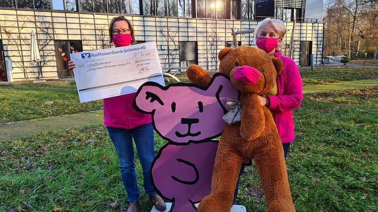 Kerstin Stadler und Christine Börner von Bärenherz freuen sich über den großen Mietra-Spendenscheck