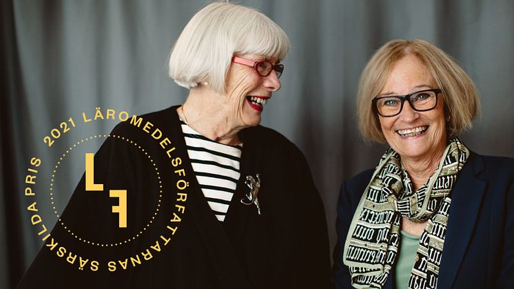 Gunilla Molloy och Barbro Westlund tar emot Läromedelsförfattarnas särskilda pris 2021 Foto: Kajsa Göransson