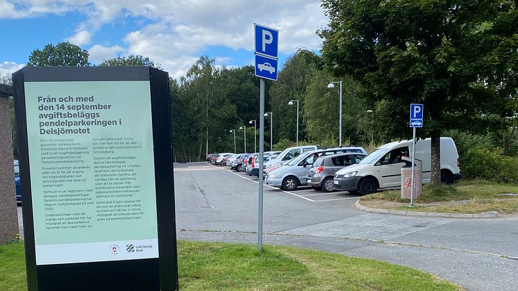 Den avgift som nu införs på pendelparkeringen i Delsjömotet kommer att utvärderas om ett år.
