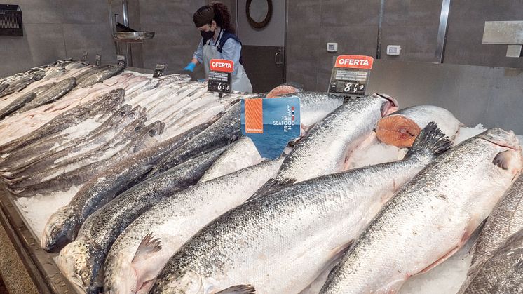 Fersk norsk laks i spansk fiskedisk