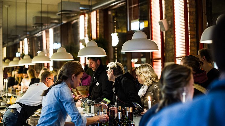 Foto från Matnatten 2015, på Escama Bar i Malmö. Ägaren Henrik Regner på plats, och visar vad hans krog går för.