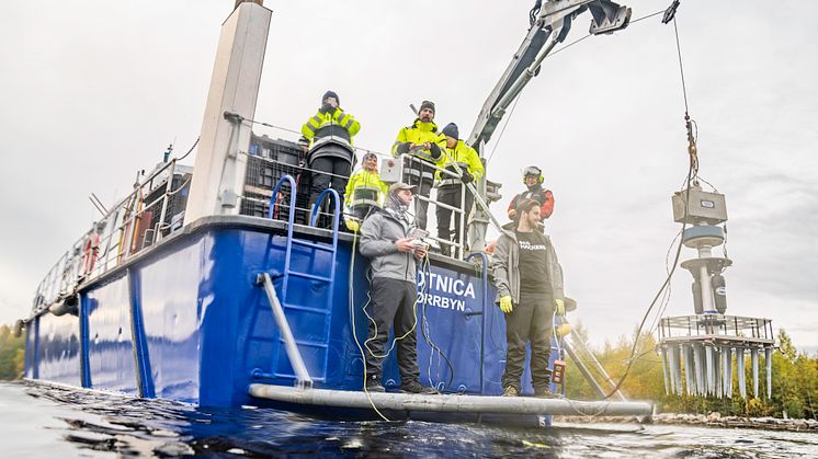 Med hjälp av forskningsfartyget RV Botnica sattes drygt 500 SPEARS ut på tre olika testområden med olika bottenkvalitet. Foto: Peter Lundström