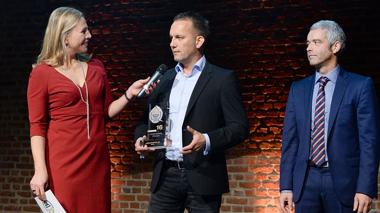 Sanierungspreis 16 Steildach: Moderatorin Andrea Grießmann, Dachdeckermeister Henryk Pinkert, Johannes Messer/DDH DAS DACHDECKER-HANDWERK