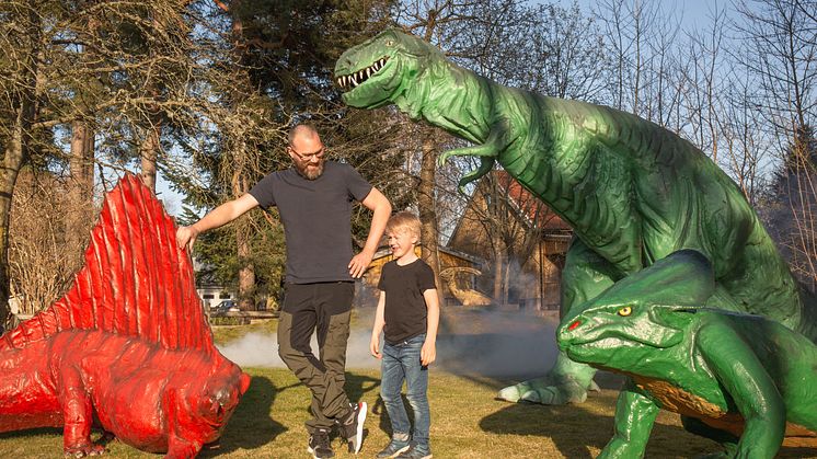 Oskar-Magnusson-med-son-och-dinosaurier.jpg