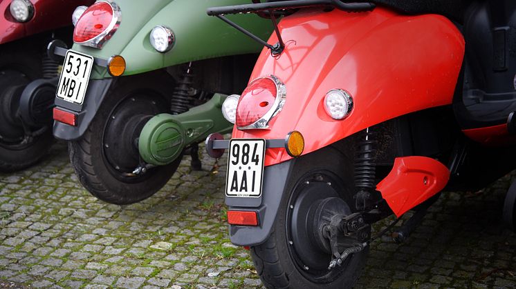 Ab dem 1. März 2020 brauchen Moped-, Mofa- oder Kleinkraftrad-Fahrer neue Versicherungskennzeichen - dieses Jahr mit schwarzer Schrift