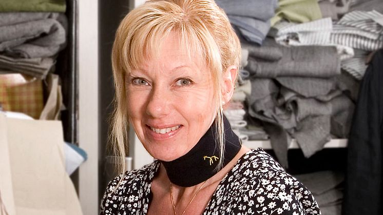 – Jag samarbetar med en svensk tillverkare av merinoulltrikå, säger Anna-Lena. Ullen är certifierad och mulesingfri samt färgad enligt godkänd Öko-Texcertifiering. Produkten sys upp av svenska sömmerskor.