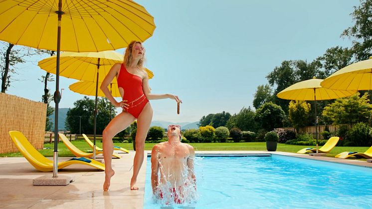 POOL-Man-Musikvideo-Blondine-Mann-schnappt-Bratwurst