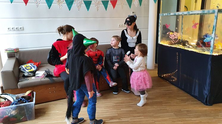 Buntes Aquarium im Kinderhospiz erfreut Kinder, Gäste und das Bärenherz-Team