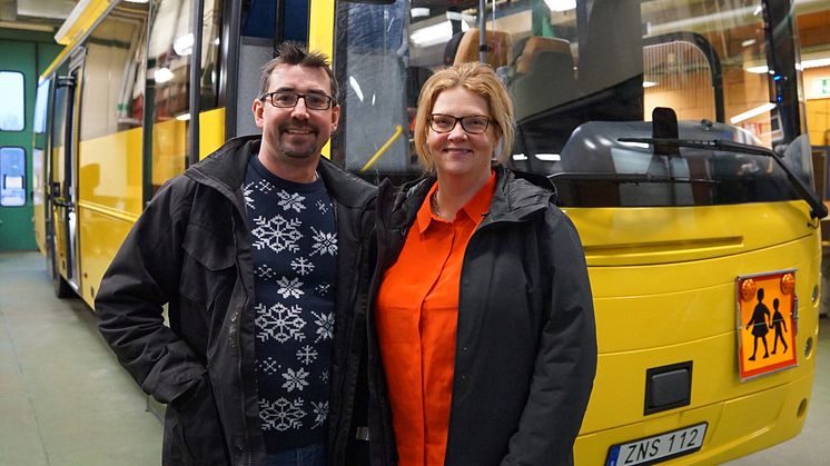 Petter Jonsson, förskolechef för Hovhults förskola och Cecilia Sandberg, ordförande för barn och utbildningsnämnden presenterar kommunens nya satsning på förskolebuss.