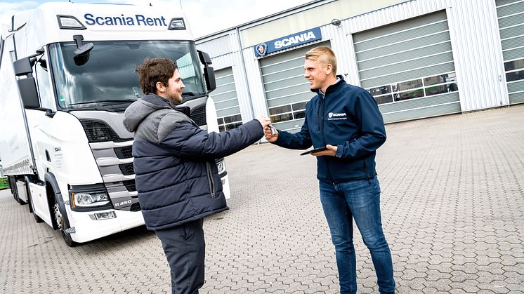 Markus Hennig (li.), Speditionsleiter des Transportunternehmens Thomas Kind, mit Scania Rent Mitarbeiter Pius Röhrig. 