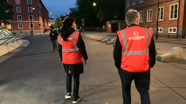 Nattvandring består av grupper av vuxna som vill finnas till för ungdomar om de behöver hjälp eller stöd. 