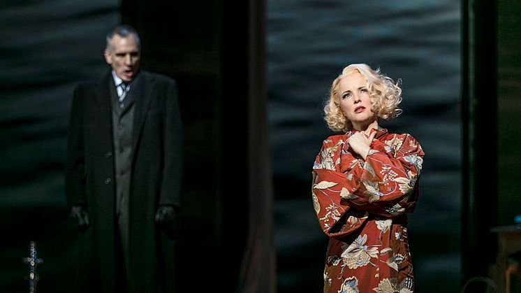 Kerstin Avemo i La traviata på GöteborgsOperan 2017. I bakgrunden Åke Zetterström. Foto: Mats Bäcker