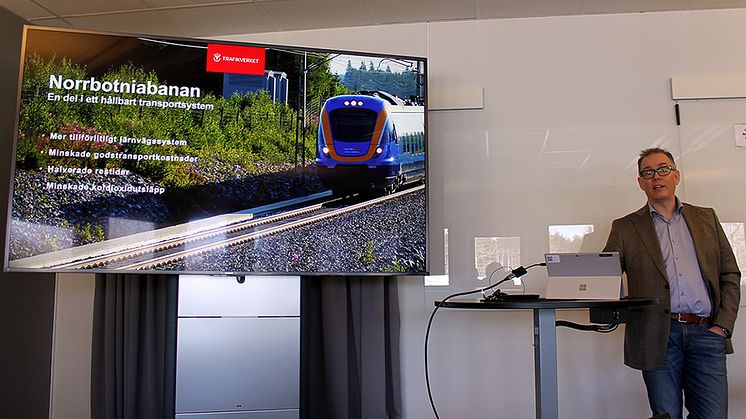 Urban Eriksson, Trafikverket, informerade och svarade på kommunstyrelsens frågor.    Foto: Ann-Sofie Boman