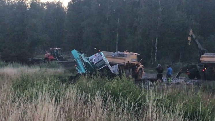 Räddningsaktion för grävmaskin