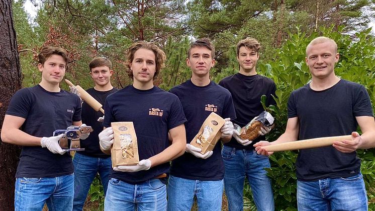 Jonathan Schott, Felix Eriksson, Axel Henderup, Hugo Stendahl, Emil Wallén och Marcus Rydberg från UF-företaget Basta UF med sin pasta gjord av kasserat bröd. Foto: Privat