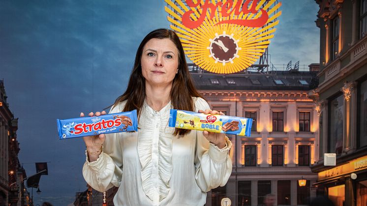 Markedsdirektør i Freia, Sølvi Grana Slotte illustrerer forskjellen mellom Freia Boble Melkesjokolade og et konkurrerende produkt. Fotograf: Jakob Østheim.