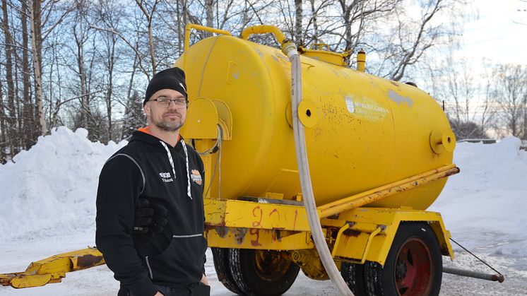 Patrik Hedström får fylla många tankar då han spolar isbana för hockeyskolorna