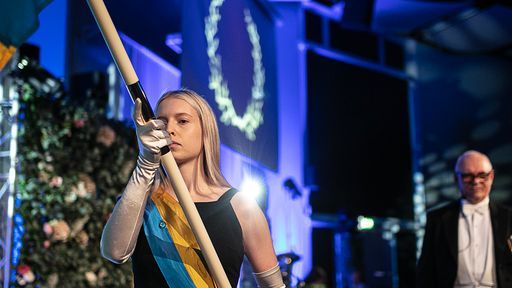 Högtiden inleds och avslutas med en akademisk procession med studenter som fanbärare. Foto: Andreas Olsson