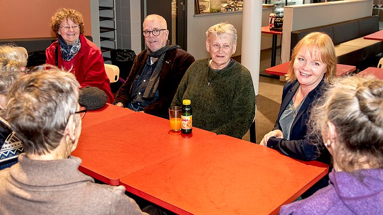Seniorträffarna på Kulturhuset Bergsjön börjar alltid med en stunds samvaro och fika innan det är dags för dagens aktivitet.