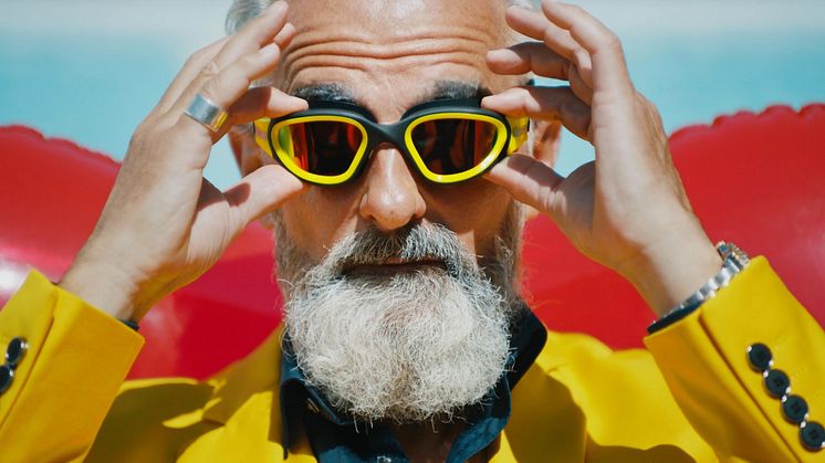 POOL Man mit Schwimmbrille